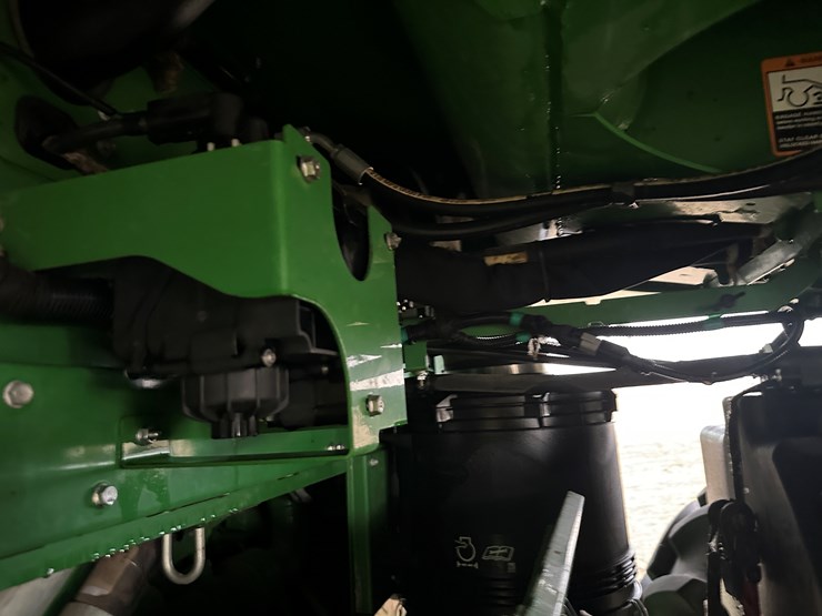 2021-john-deere-cp690-image-31