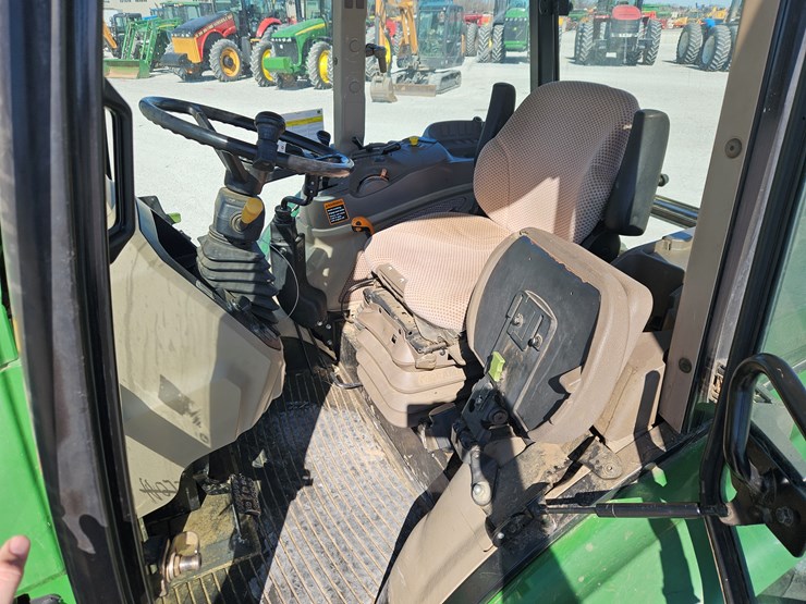 2015-john-deere-6105e-image-9