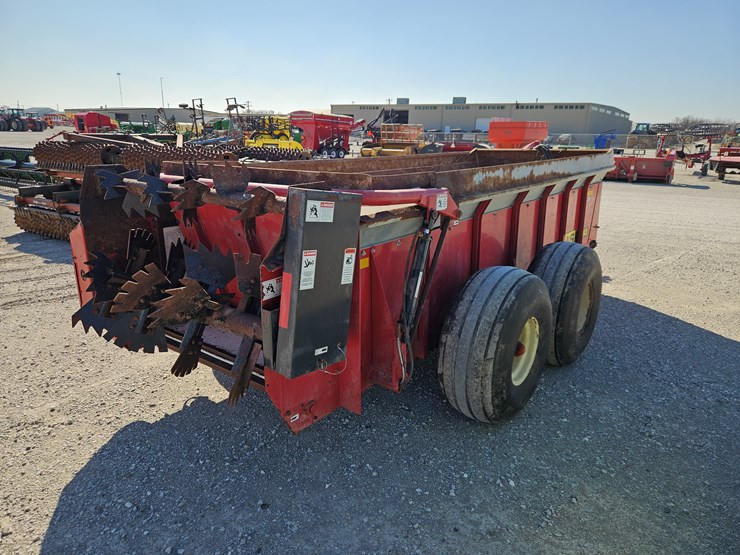 #205593-•-2011-h-&-s-3143-manure-spreader-image-9