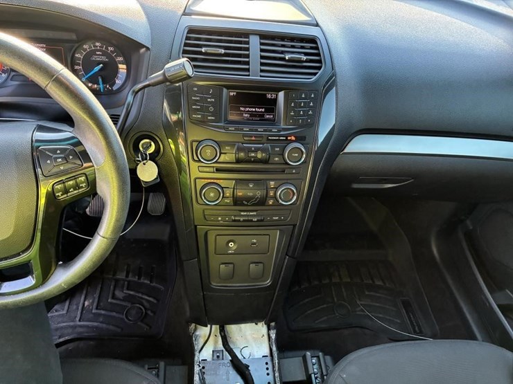 2016-ford-explorer-image-15