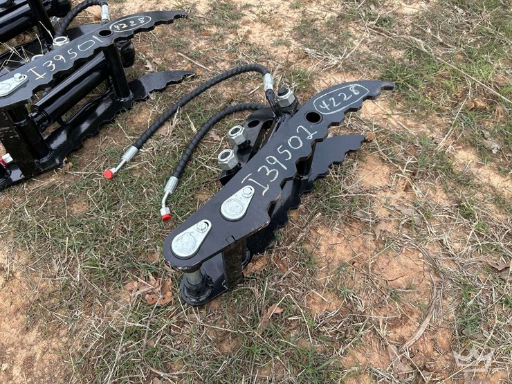 hydraulic-thumb-clamp-mini-excavator-attachment-image-1