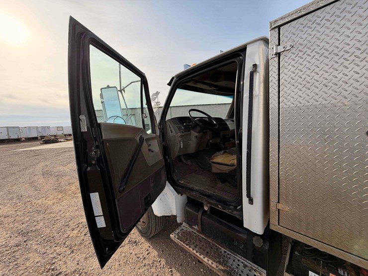 2001-tk-sterling-m5500-chassis-image-19