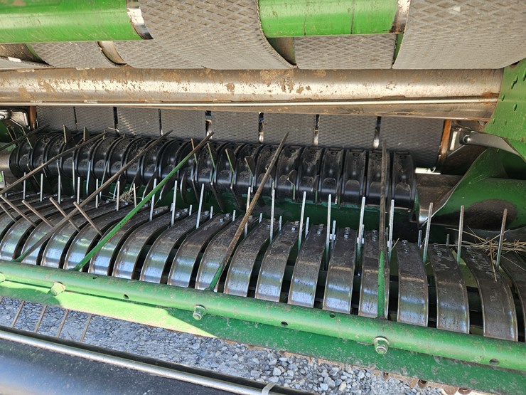 2011-john-deere-568-image-5