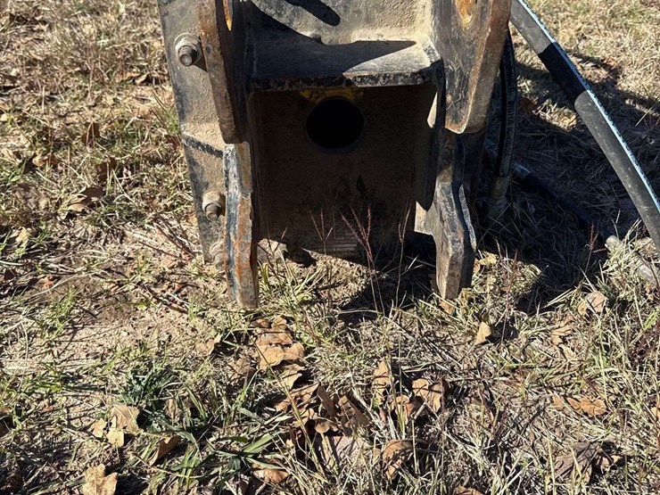 hydraulic-breaker-excavator-attachment-image-3