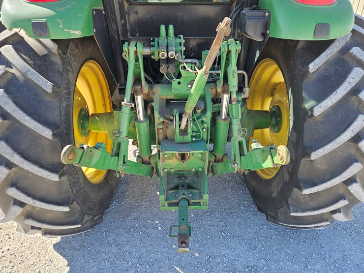 2015-john-deere-6105e-image-17