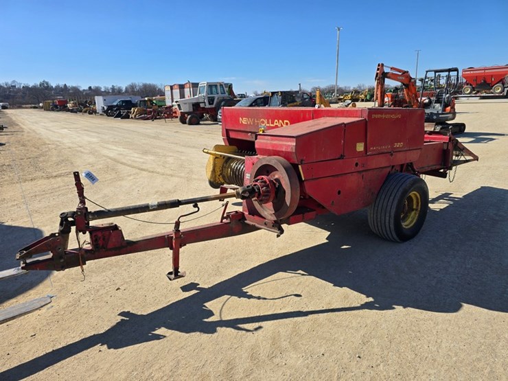 new-holland-320-image-1