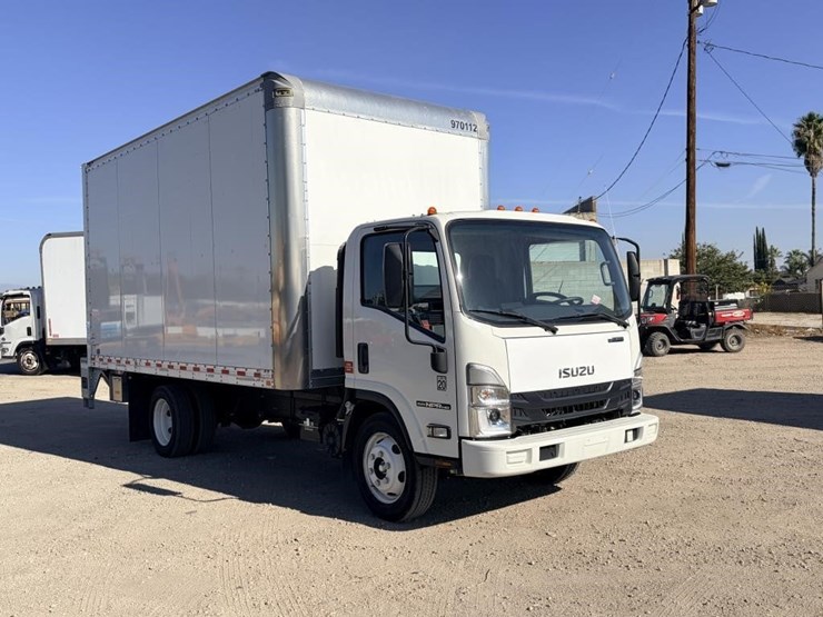 2024-isuzu-npr-image-2