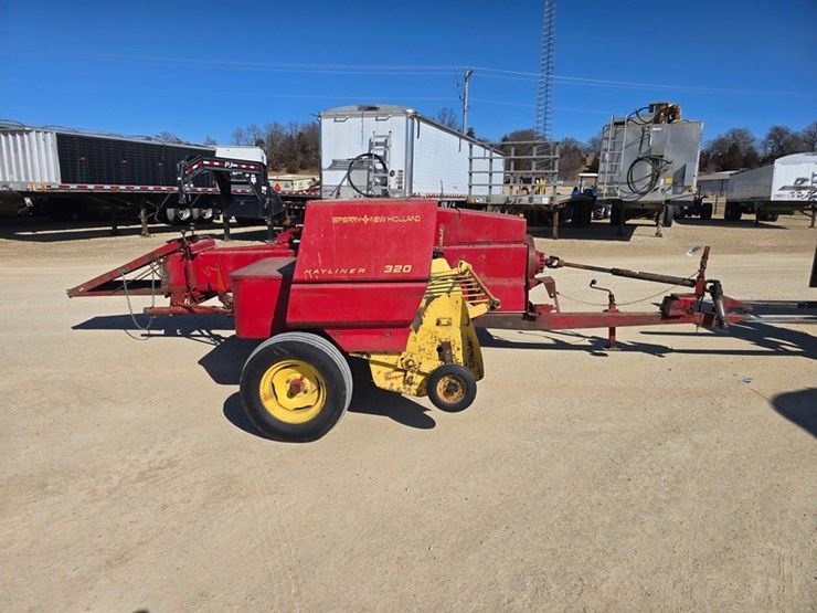 new-holland-320-image-6