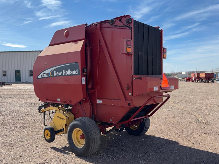new-holland-br750-image-4