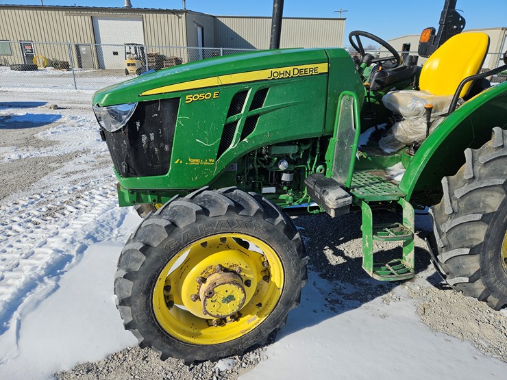 2023-john-deere-5050e-image-3