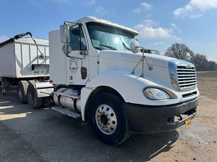 #38812-•-freightliner-daycab-truck-tractor-image-2