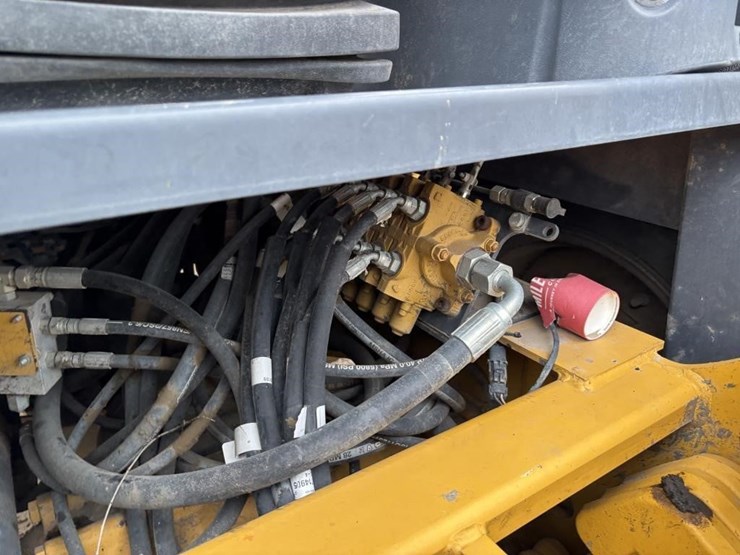 2018-deere-210lep-image-10