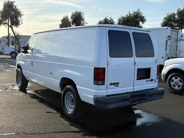 2011-ford-e350-image-4