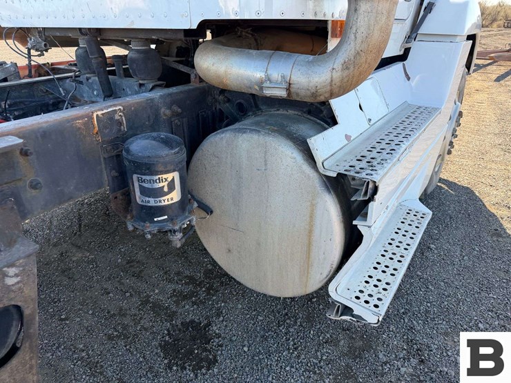 1992-freightliner-fld120-image-33