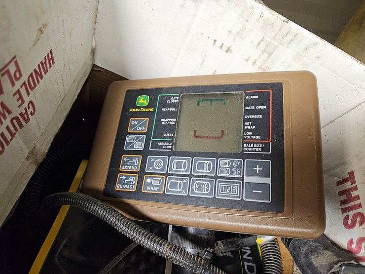 2011-john-deere-568-image-14