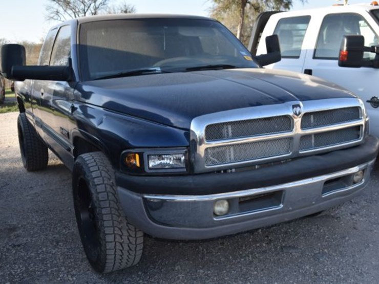 2001-dodge-2500-image-2