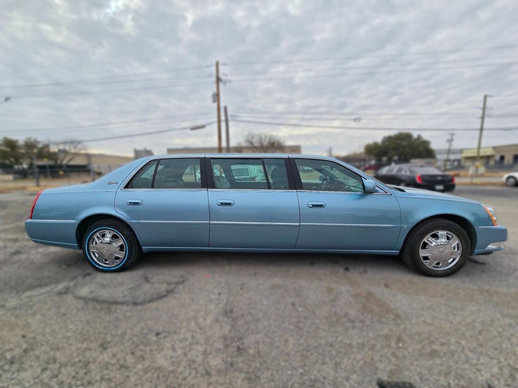 2006-cadillac-gm-superior-coach-6-door-limousine---only-21,567-miles-image-14