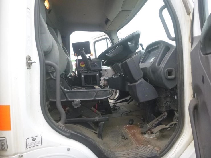 2017-freightliner-m2-106-image-13