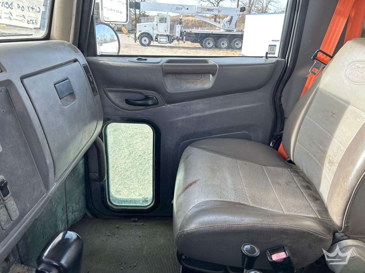 2012-peterbilt-337-image-22