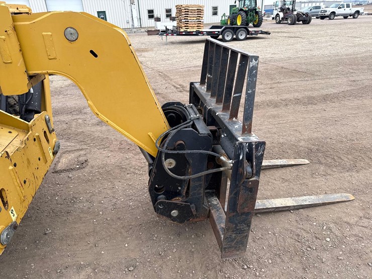 2011-caterpillar-th514-telehandler-image-12
