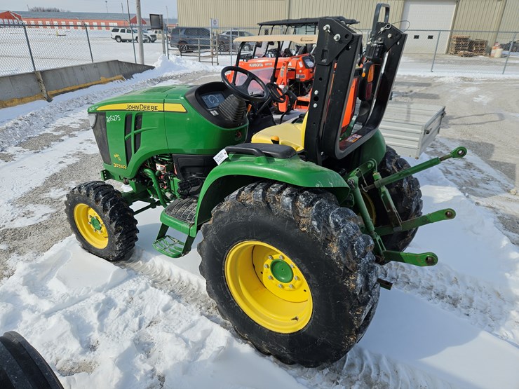 2017-john-deere-3033r-image-11