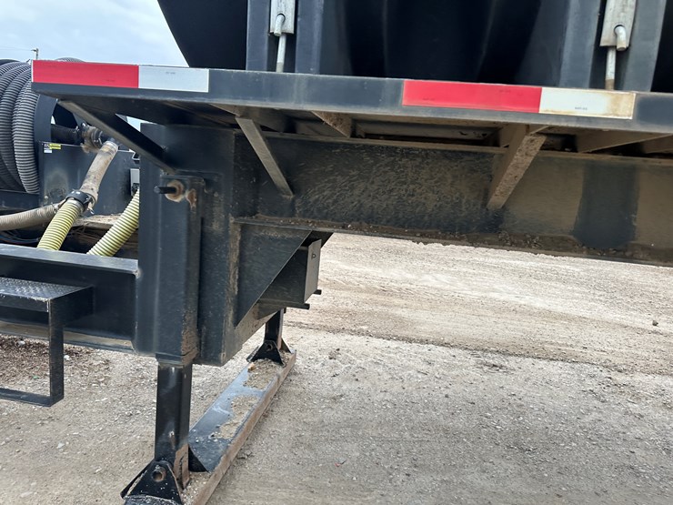 #38802-•-2022-kbh-40'-t/a-6000-gallon-nurse-trailer-vin:-1t9gn4022nc623368-image-34