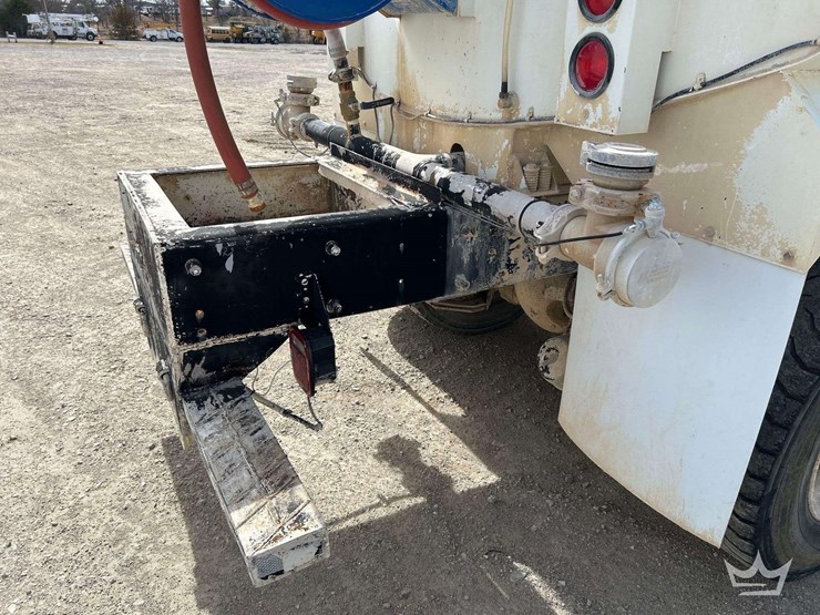 2001-peterbilt-330-image-28