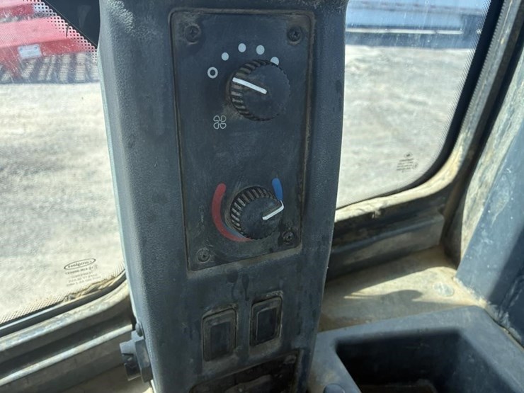 2018-deere-624k-image-21