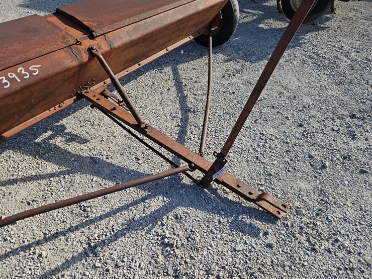 #203935-•-international-fert-spreader-image-2