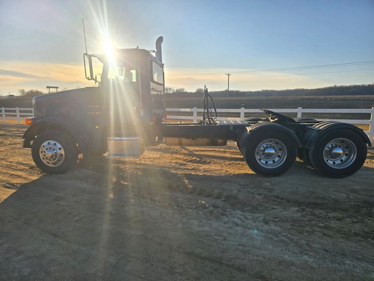 2010-peterbilt-367-image-2