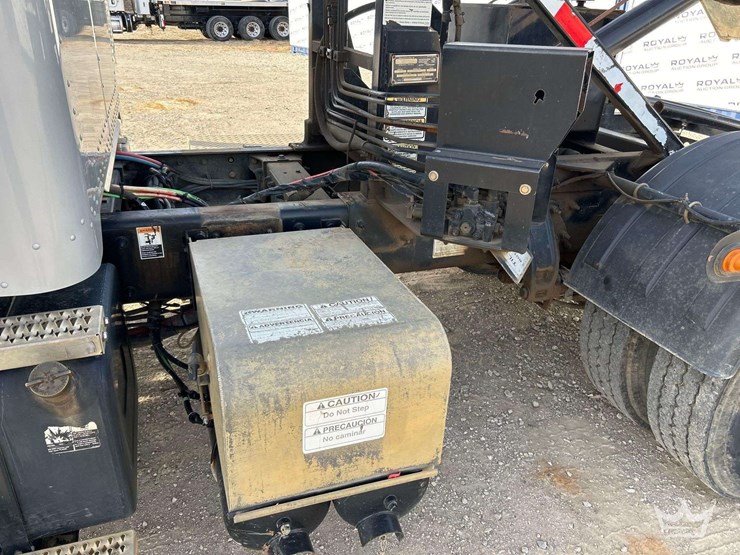 2015-peterbilt-337-image-23