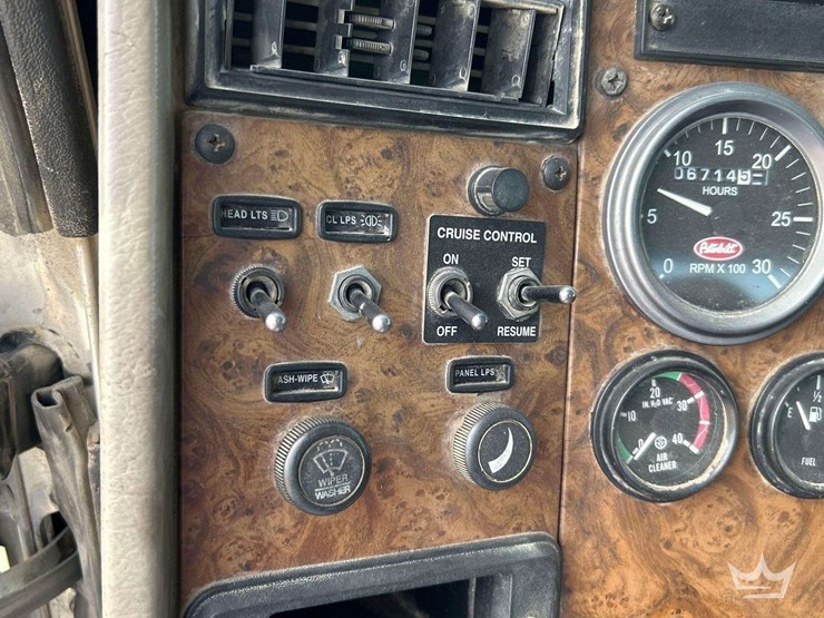 2001-peterbilt-330-image-16
