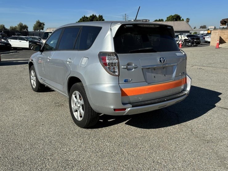 2014-toyota-rav4-image-4