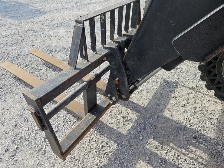 2017-jlg-8042-image-5