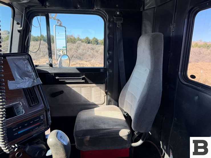 1992-freightliner-fld120-image-52