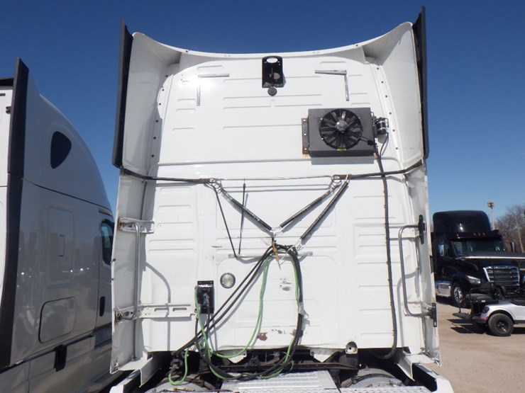 2017-volvo-vnl780-image-11