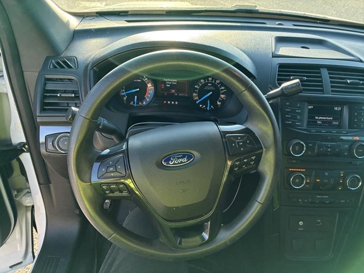 2016-ford-explorer-image-13