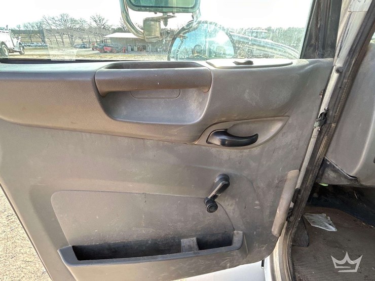 2012-peterbilt-337-image-13