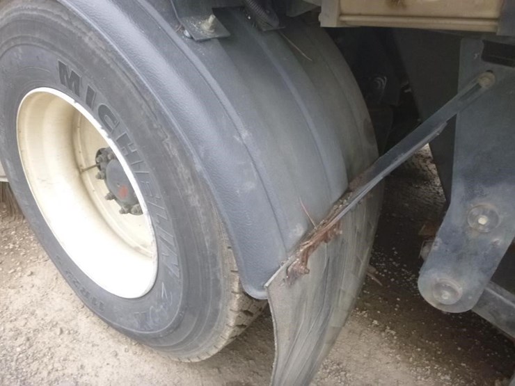 2017-freightliner-m2-106-image-25