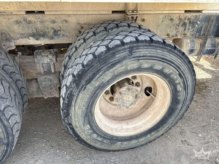 2001-peterbilt-330-image-36