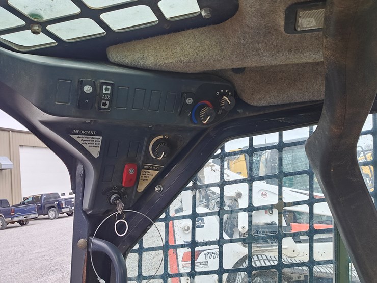 2019-deere-317g-image-10