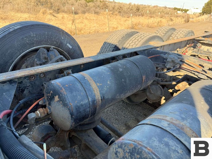 1992-freightliner-fld120-image-16