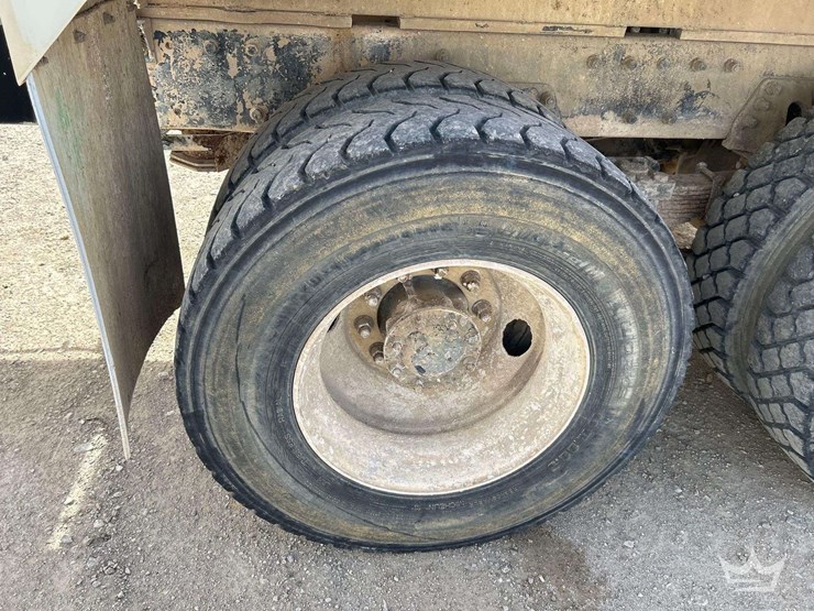 2001-peterbilt-330-image-35