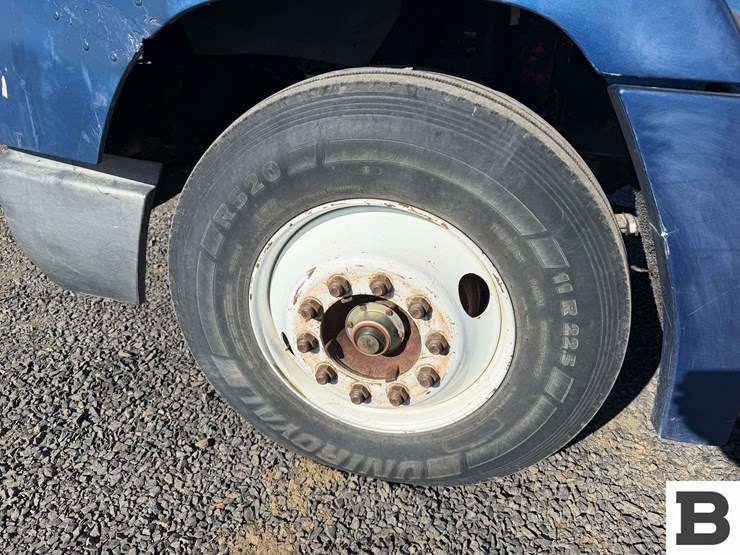 1995-freightliner-fld112-image-10