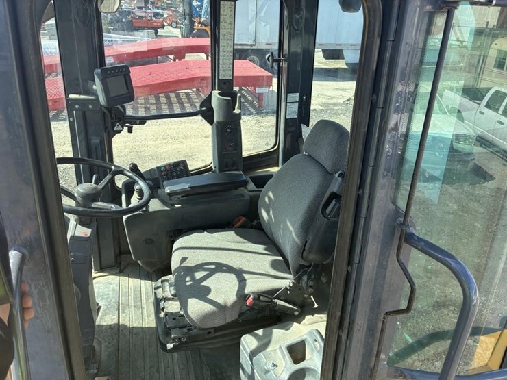 2018-deere-624k-image-15