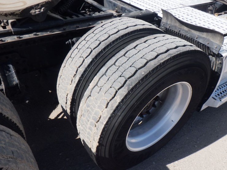 2017-volvo-vnl780-image-6