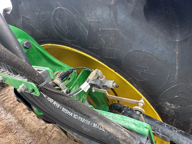 2021-john-deere-r4044-image-16