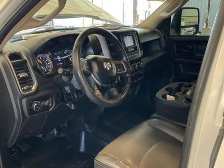 2020-dodge-2500-image-23