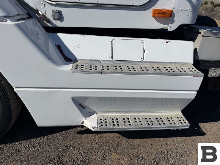 1992-freightliner-fld120-image-11