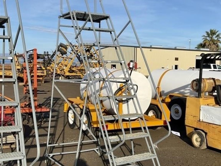 u-line-8.5'-portable-steel-step-ladder-image-3